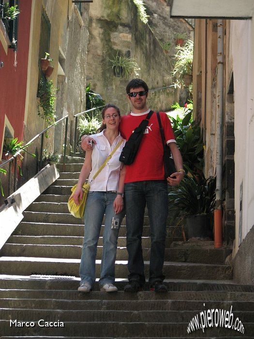 14_Luca e Michela nel borgo di Riomaggiore.JPG